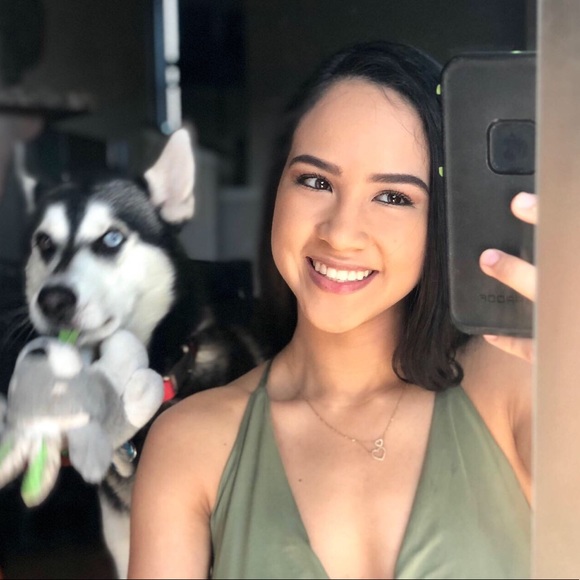 Profile Picture of Juliet Gonzalez (@juliet_gonzalez) on Poshmark