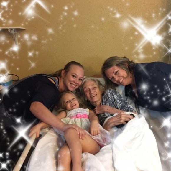 Profile Picture of Kathy Bredlow (@kathybredlow) on Poshmark