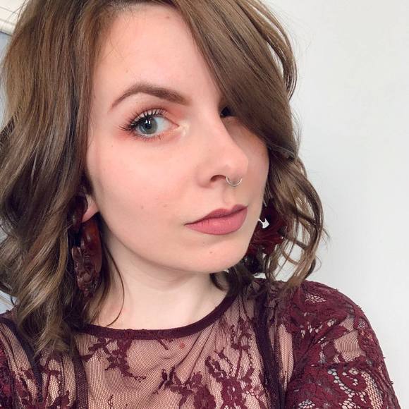 Profile Picture of Jennifer Simonik (@jsimonik) on Poshmark