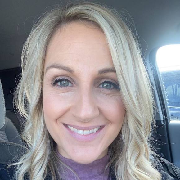 Profile Picture of Jennera Clark (@jenneraclark) on Poshmark