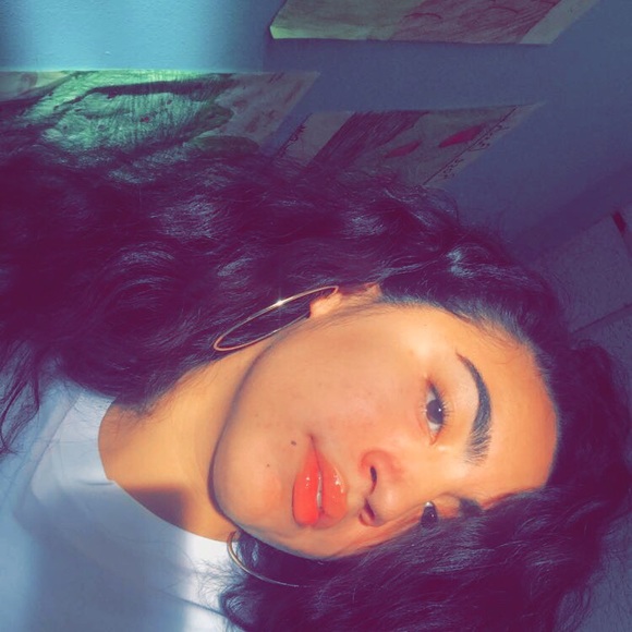 Profile Picture of Reina Luviano (@trillyraee) on Poshmark