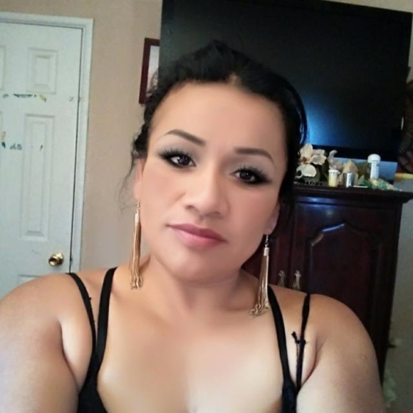 Profile Picture of Lidia Gonzalez (@lidia7381) on Poshmark