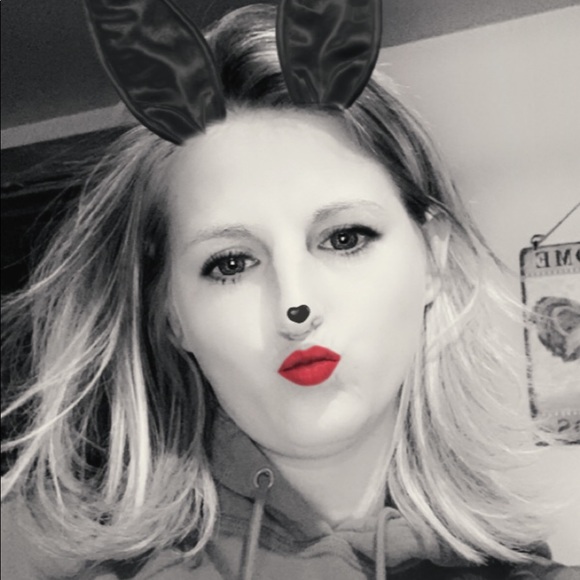 Profile Picture of Melissa Yauger (@yaugermel) on Poshmark