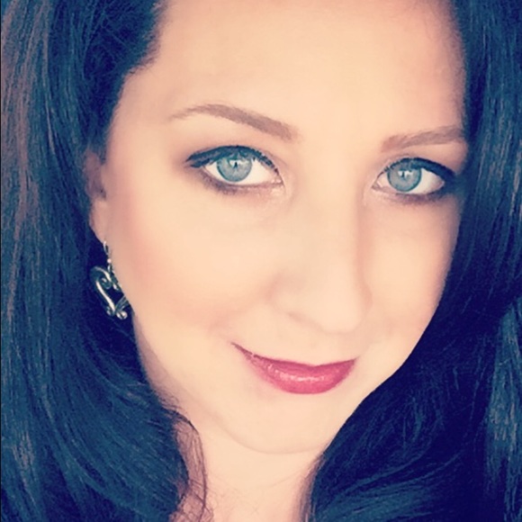 Profile Picture of Aryn Earnhart (@mrsearnhart) on Poshmark