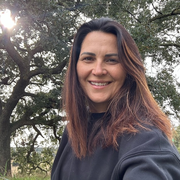 Heather Bredemann - Poshmark Profile Picture of Heather Bredemann (@h_bredemann) on Poshmark