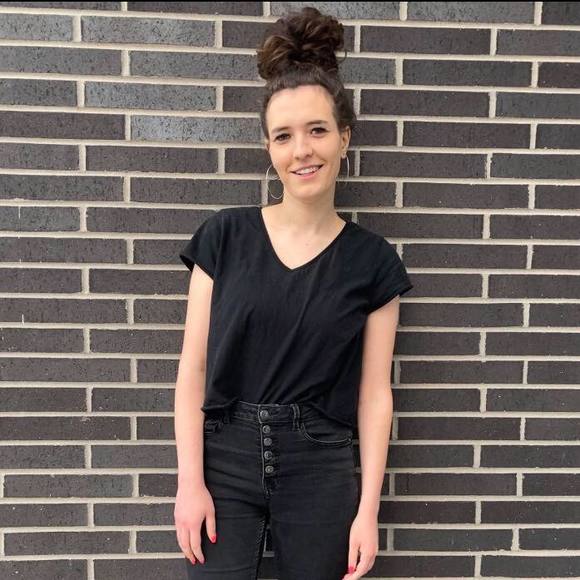 Profile Picture of Sarah Zambito (@sneeeky) on Poshmark