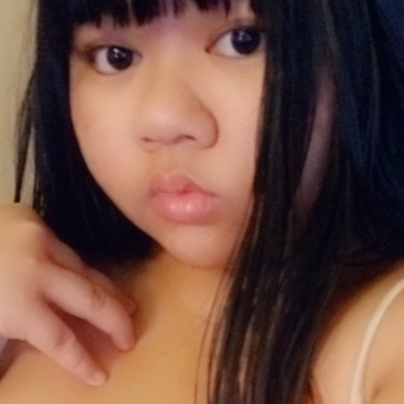Profile Picture of Juliana Dinh (@jewelsharu) on Poshmark