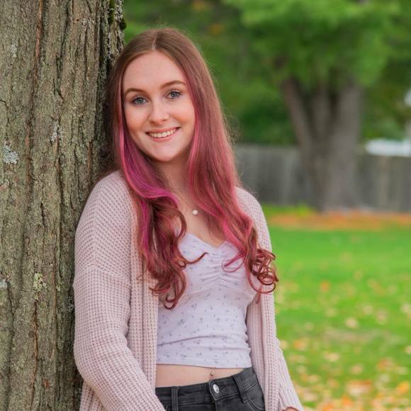 Profile Picture of Iris Russell (@irisrussell1037) on Poshmark