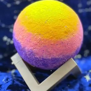 Profile Picture of 手繪星球燈批發 (@xingqiudeng) on Tiktok