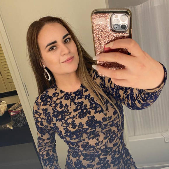 Profile Picture of Leonela Esparza (@leah_sparza) on Poshmark