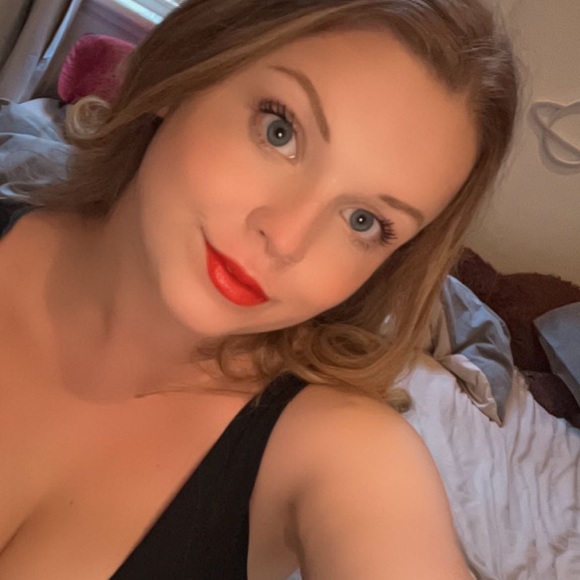 Profile Picture of Brittney Tolhurst (@blumediagroup) on Poshmark