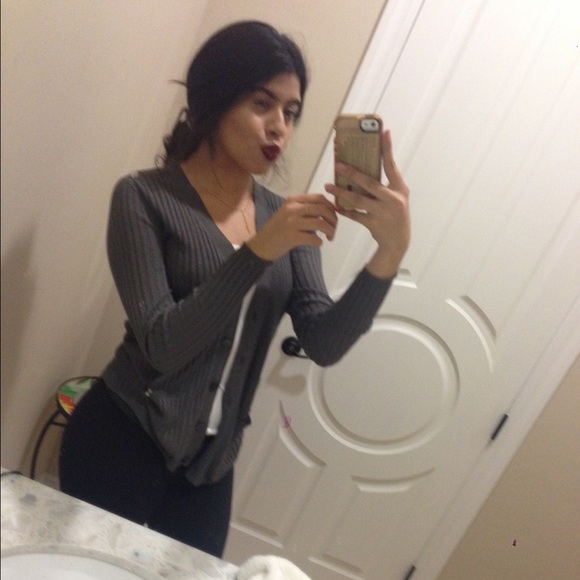 Profile Picture of Melody Alvarez (@melody_alv) on Poshmark