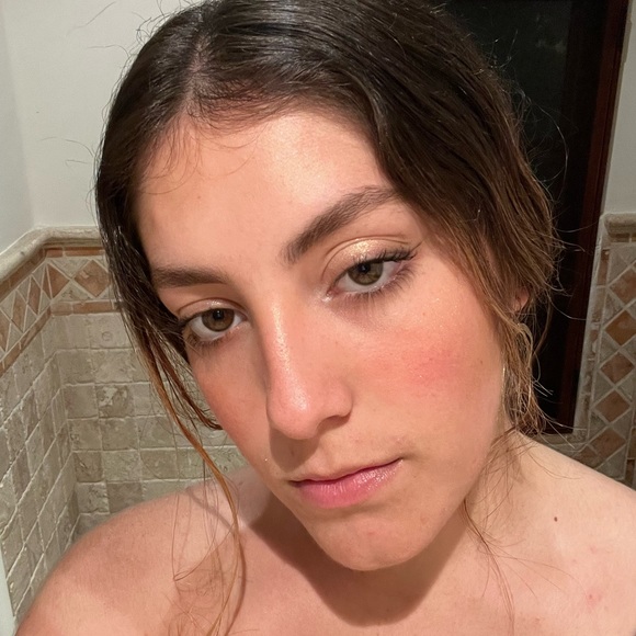 Profile Picture of Vitoria Birolini (@vitoriabirolini) on Poshmark