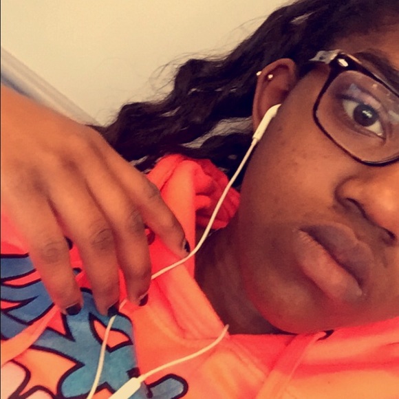 Profile Picture of Simone Simpkins (@simoneimani) on Poshmark