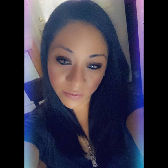 Profile Picture of Lizbeth Barrera (@lizbeth_lvb) on Poshmark