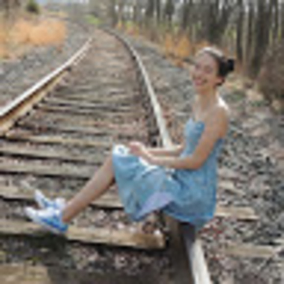 Profile Picture of Rachel Lazzaro (@rachellazzaro) on Poshmark