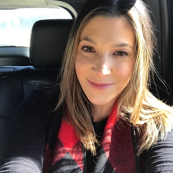 Profile Picture of Jeri Weaver (@jerikw) on Poshmark
