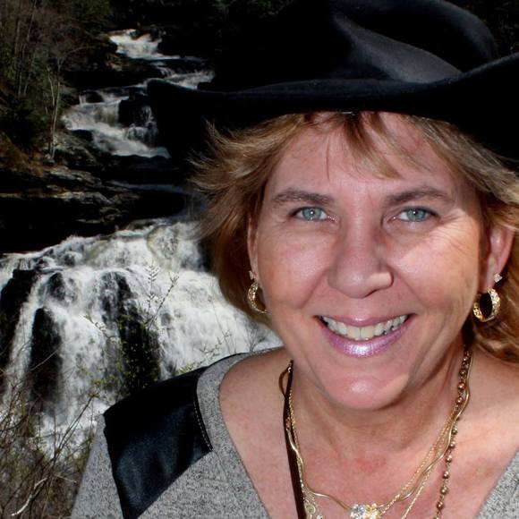 Profile Picture of Robin Parker (@kittycatcreek) on Poshmark