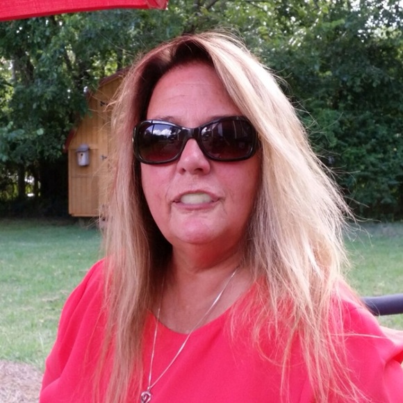 Profile Picture of Elaine Featherman (@featherlady63) on Poshmark