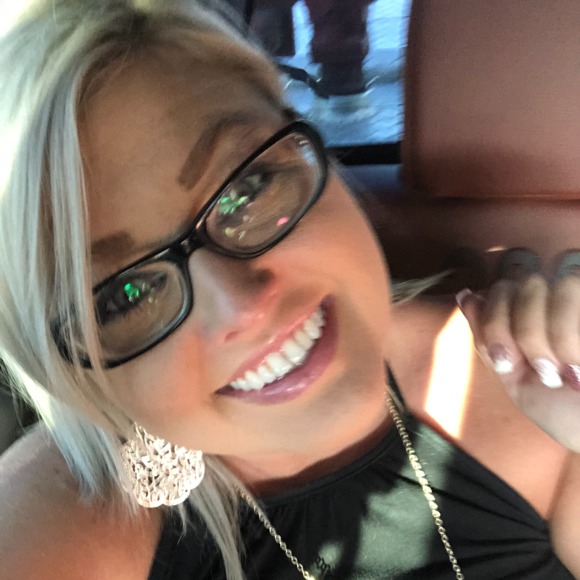 Profile Picture of Dauphne Earnest (@shopconcierge) on Poshmark