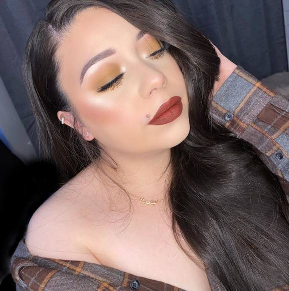 Profile Picture of Bianca Corrales (@biancacorrales) on Poshmark