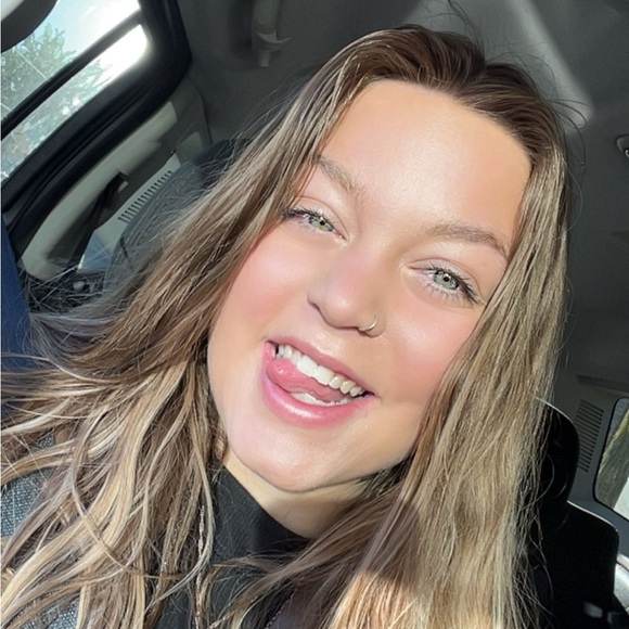 Profile Picture of Abi Ponzio (@abiponzio12) on Poshmark