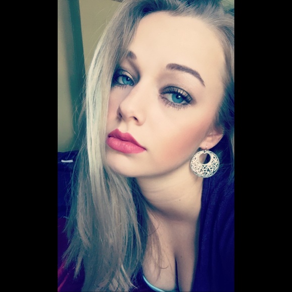 Profile Picture of Brianna Broughton (@brishea13) on Poshmark