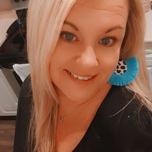 Profile Picture of Kristy Holland (@kristysh) on Poshmark