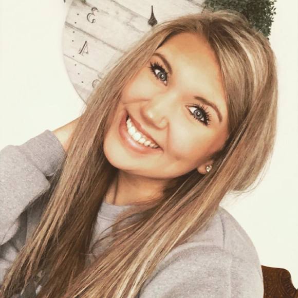 Profile Picture of Avary Mugrage (@avarymugrage) on Poshmark