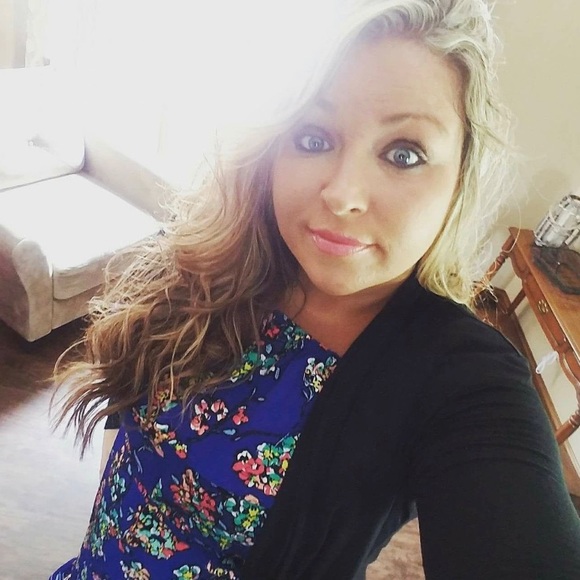Profile Picture of Brittany Piercefield (@bmarie123369) on Poshmark