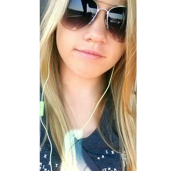 Profile Picture of Courtney Ohlrogge (@courtney_lynn2) on Poshmark