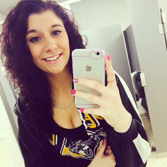 Profile Picture of Samii Orwick (@samiiorwick) on Poshmark