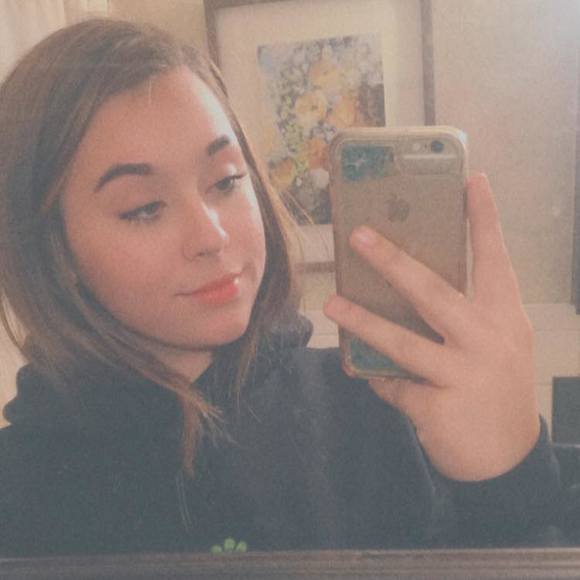 Profile Picture of Chloe Baggs (@chloebaggs) on Poshmark