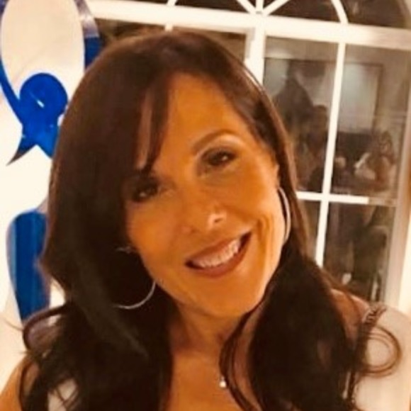 Profile Picture of Doris Panos (@lovehawaii4ever) on Poshmark