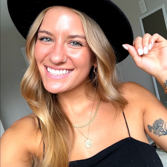 Profile Picture of Dana Gustely (@danagustely) on Poshmark