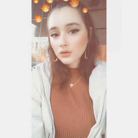 Profile Picture of Rachel Labello (@rachellabello) on Poshmark