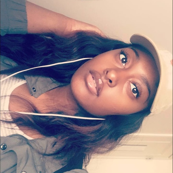 Profile Picture of Tazaria Anderson (@tazariaa) on Poshmark