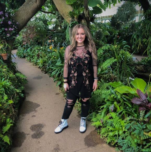 Profile Picture of Alyssa Gephart (@shalissascloset) on Poshmark