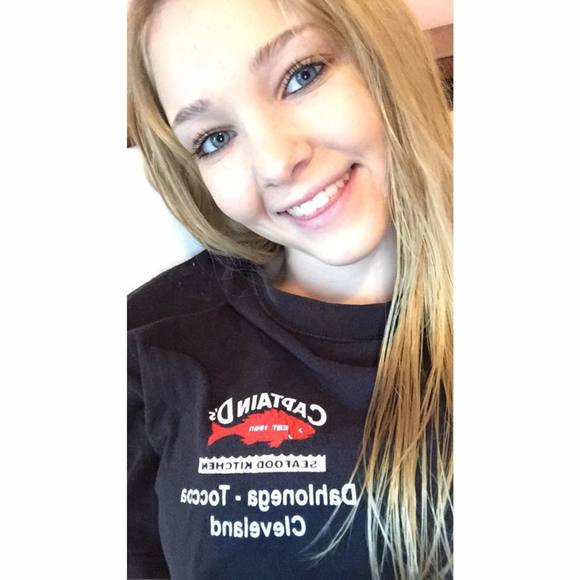 Profile Picture of Autumn Wingfield (@autumnnw) on Poshmark