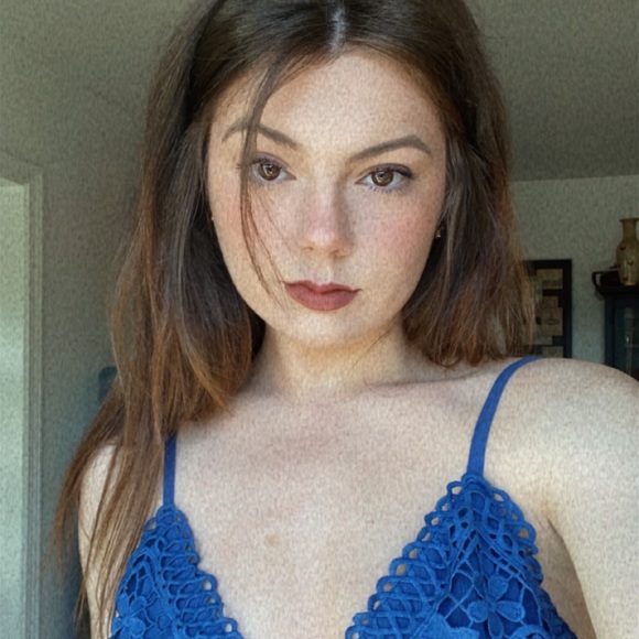 Profile Picture of Alexandra Tobin (@alexxt_22) on Poshmark