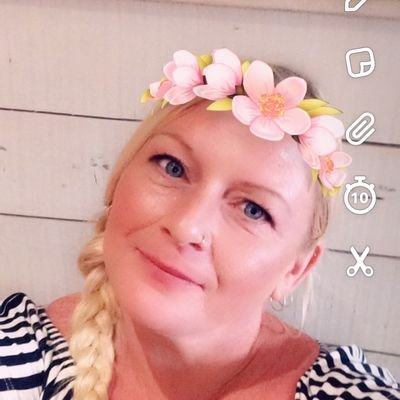 Profile Picture of Eleanor Nicholas (@EleanorNichola7) on Twitter