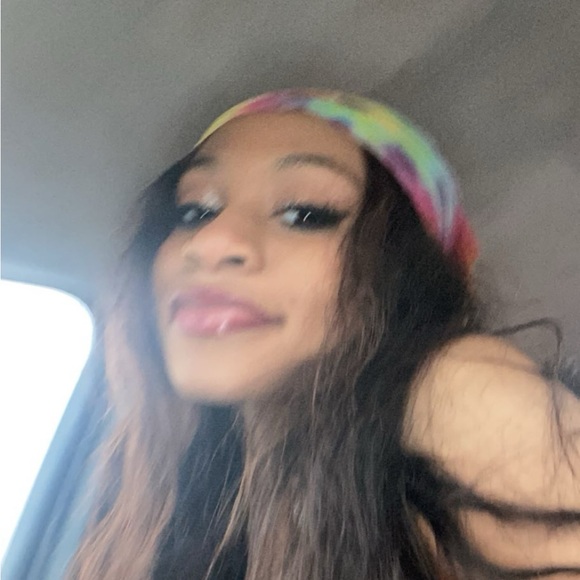 Profile Picture of Lea Laughlin (@neo1718) on Poshmark