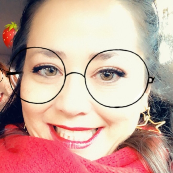 Profile Picture of Carrie Sims (@carriescloset18) on Poshmark