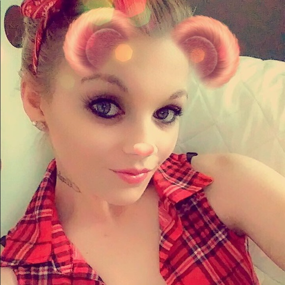 Profile Picture of Angel Hovinga (@angelhovinga) on Poshmark