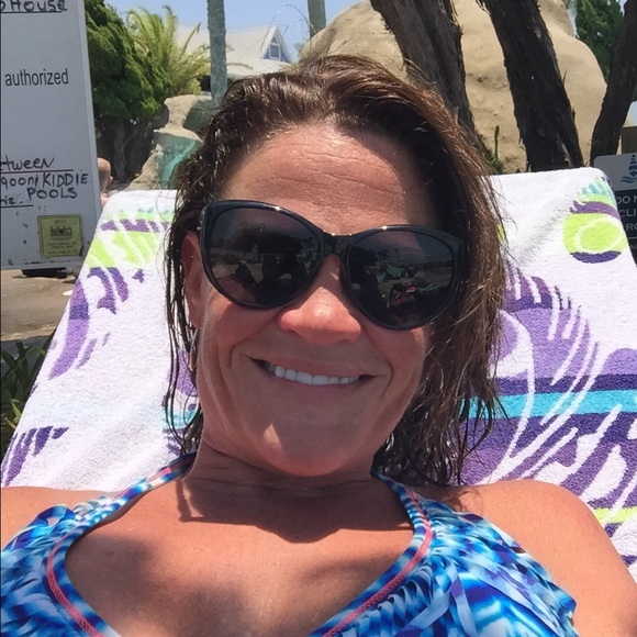 Profile Picture of Kim Burton (@kim_dayle1) on Poshmark