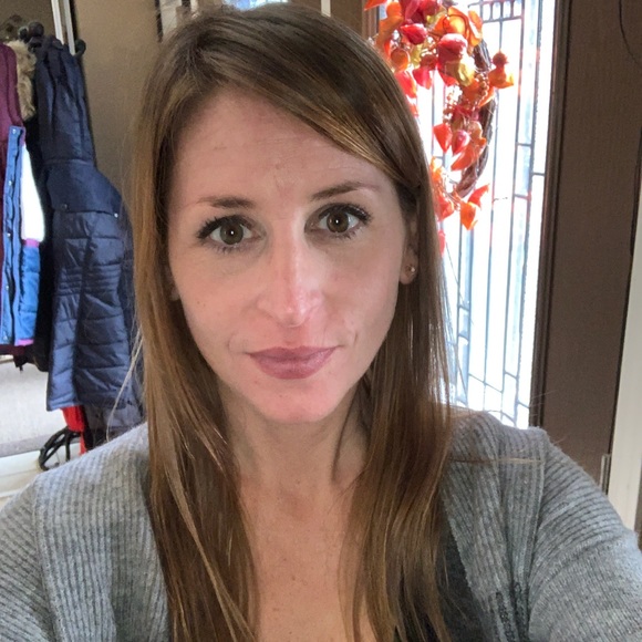 Profile Picture of Julia Rayner (@julia_rayner) on Poshmark