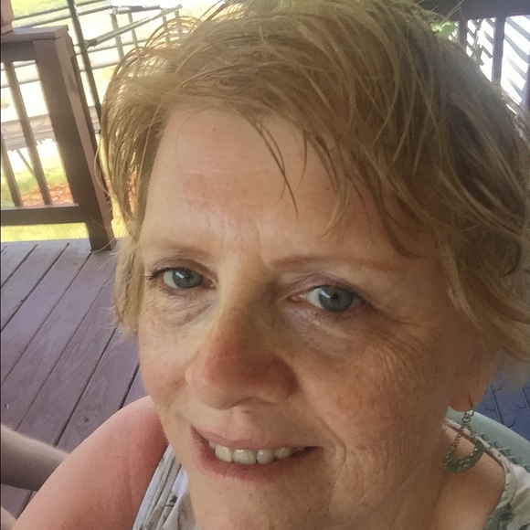 Profile Picture of Deborah Drobysh (@debdrobysh) on Poshmark