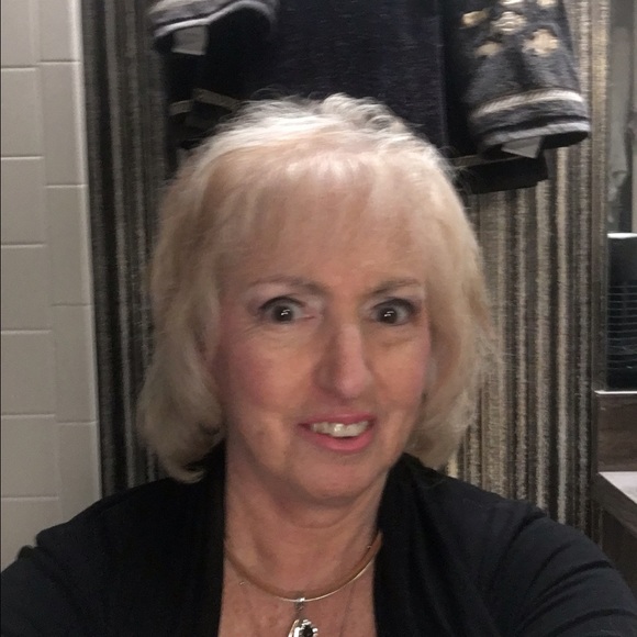 Profile Picture of Ferne Hayes (@ferneh) on Poshmark