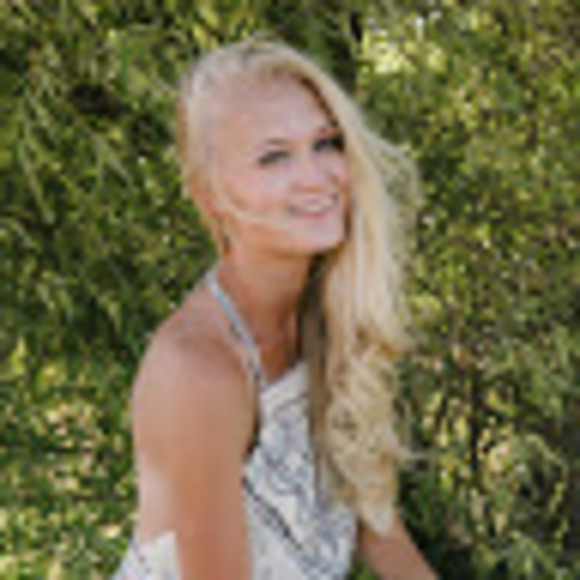 Profile Picture of Sarah Spackman (@sarahjspackman) on Poshmark