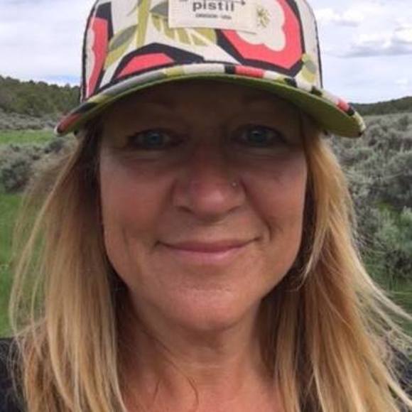 Profile Picture of Kelly Cuttitta (@kelly_cuttitta) on Poshmark